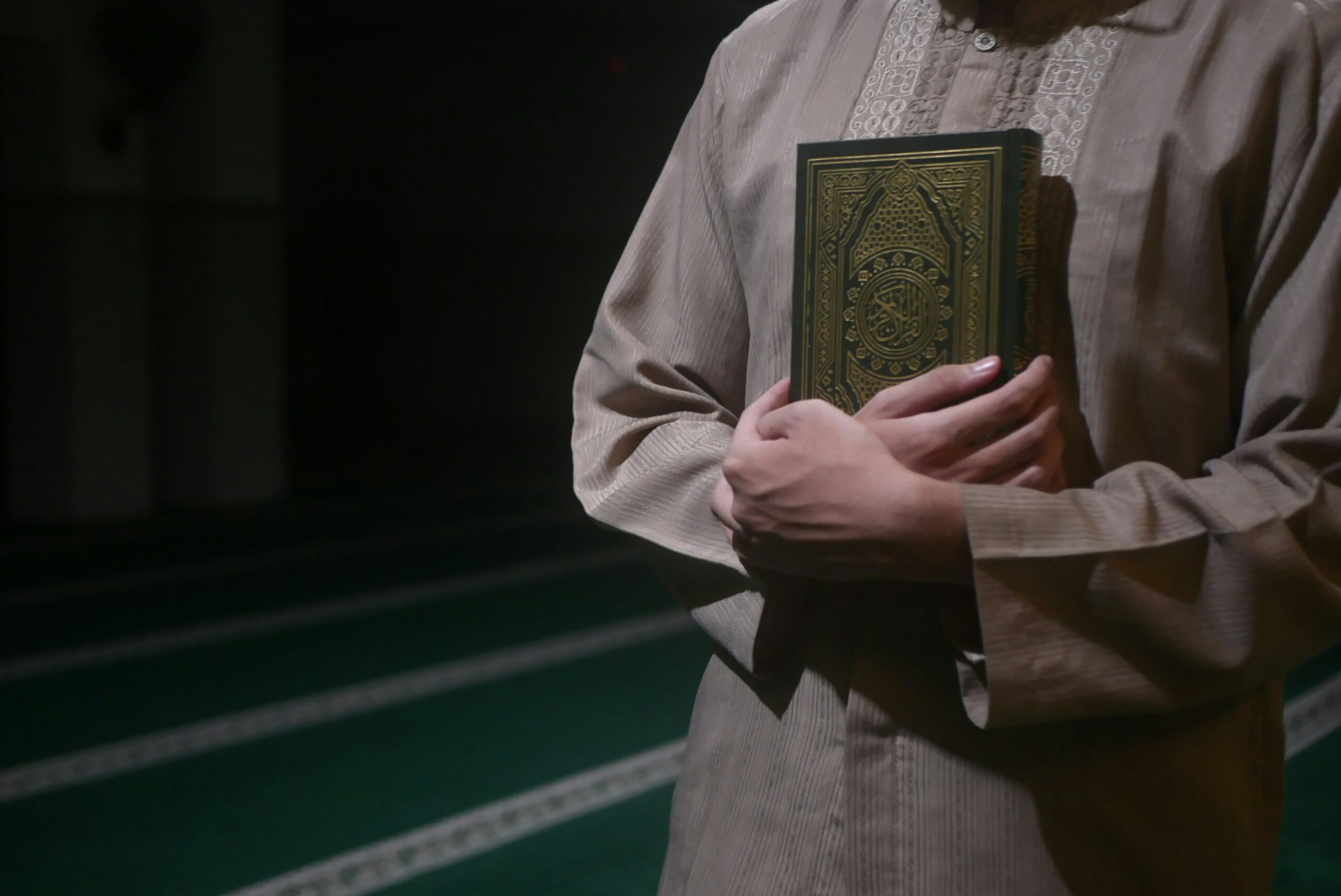 Intérieur lumineux d'une mosquée